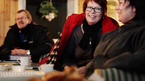 Styrelsemöte med Sjulnäs hembygdsförening i bagarstugans samlingslokal. Ordföranden Kerstin Isaksson (i mitten) samtalar med Lillemor Åkerlund. I bakgrunden Rolf Öqvist.