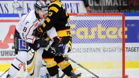 Pontus Petterström och Erik Forssell i kamp under elitseriematchen mellan Skellefteå och Linköping. En jämn match som Linköping vann med 2-1 - efter straffar. Det här var Skellefteås andra raka förlust.