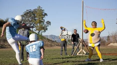 En man som om en hundradels sekund kommer att vara medvetslös: Preston Lacy i "Jackass 3D".