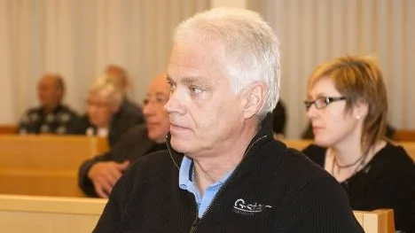 Samtliga oppositionsledamöter förutom Vänsterpartiets och Bo Lundmark (C) ville flytta brandstationen till Larstorp, men blev nedröstade med 16 röster mot 6.