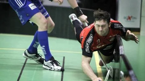 Två dagar i följd har Wibax/Patriots åkt på två ordentliga smällar i norra innebandyettan. Först mot jumbon K4 i måndags, och i går mot nästjumbon Luleå. Dessutom har Wibax släppt in 18 mål mot dessa lag. På bilden är det Niklas Morén som åker på en smäll. (Arkivbild)
