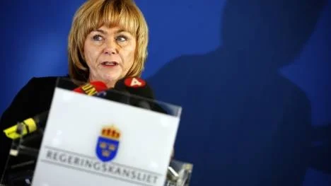 Avslöjandet kring den amerikanska ambassadens övervakning av svenska medborgare hänger som en skugga över justitieminister Beatrice Ask och den övriga regeringen.