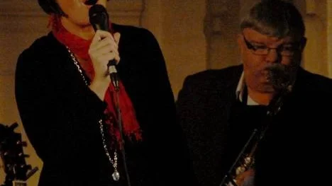 Kvällens överraskning. Körledare Maria Hjalmarsson greppade micken och trollband med "When You wish upon a star". Jan-Ove Nilsson svarar för sax-kompet.