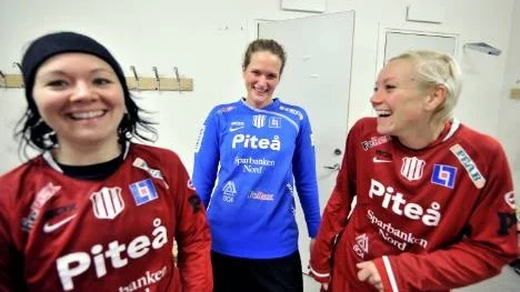 Här var"e uppåt. Målgörarna June Pedersen (två), till vänster, och Janina Marklund skrattar ikapp tillsammans med målvakten Anna Carlsson Dahlberg som fick hålla nollan. Janina gjorde 2-0-målet och tyckte det var en härlig känsla. Och det är förstås också en härlig känsla att Piteå IF är tillbaka i allsvenskan.