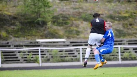 Arvidsjaurs Daniel Risberg blir påhoppad av Älvsbyns målvakt Samuel Karlsson. Domaren anser att det var ojust och blåser frispark. Emil Lindmark sätter den och Arvidsjaur tar ledningen med 1-0.