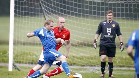 Daniel Risberg (i blå tröja) och Arvidsjuar spelar i dag en extra viktig match i division 4. När två omgångar återstår är Arvidsjuar ett av fyra lag som kämpar om en kvalplats till division 3. (Arkivbild)