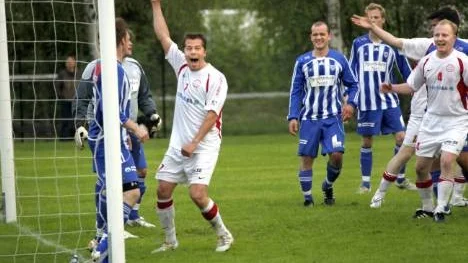 Peter Lagerlöf skriker ut sin glädje. Han var sist på bollen när Alterdalen gjorde matchens enda mål och vann mot Öjebyn i division 5-fotbollen.
