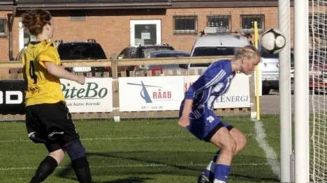Johanna Fahlgren, Öjebyn,  nickar in 3-3 mot Infjärden i division 3-fotbollen.