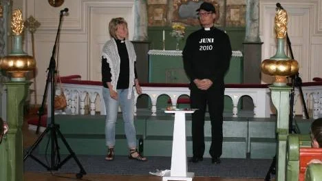 Kristina Flinkfeldt och Niklas Westling paketerade årets budskap till eleverna (och föräldrarna) i en underhållande sketch om kulturkrockar.
