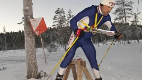 Claes Turesson, OK Renen, har meriter från både SM och VM i skidorientering. I går söndag vann han medeldistansloppet och blev tvåa i kortdistansen i H21-klassen när Arvidsjaurs OK arrangerade två deltävlingar i Skigo-Cup.