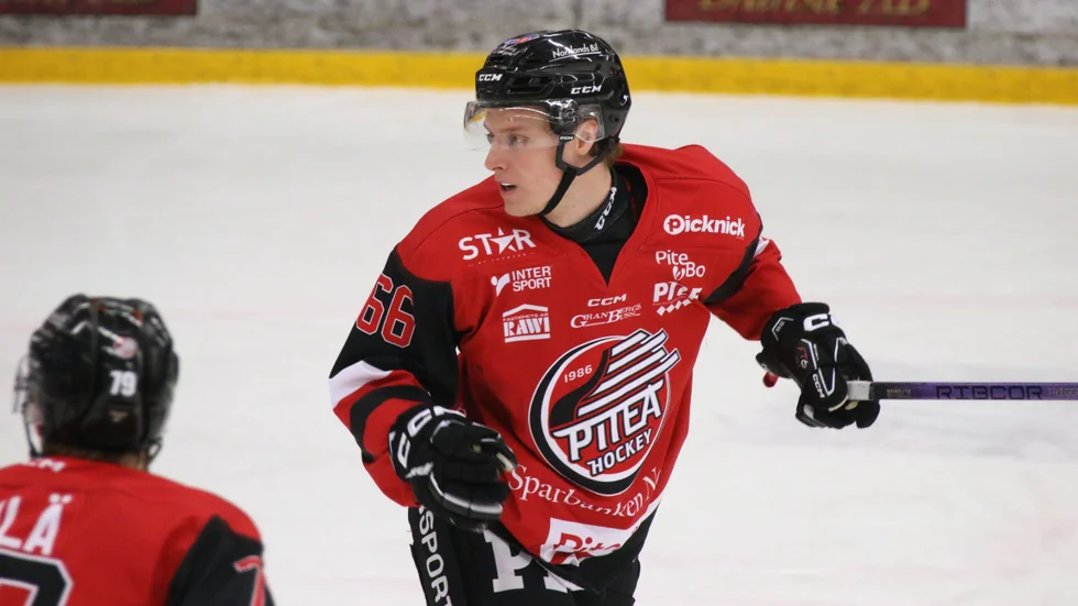 Olle Wilhelmsson förlänger kontraktet med Piteå Hockey. "Superkul", säger den 21-årige forwarden. (Arkivbild)