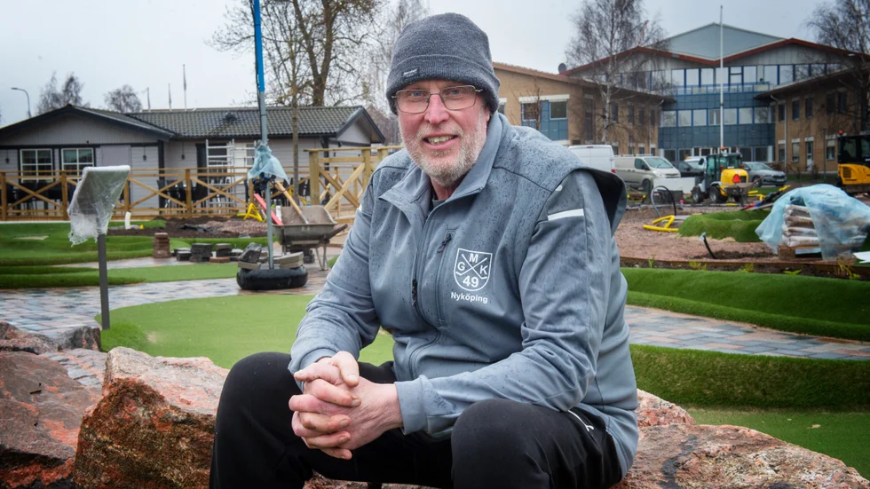 Mikael Karlsson i bangolfklubben MGK 49 Nyköping har lagt ner mycket energi och tid på den nya äventyrsbanorna. Nu är öppningsdagen nära.