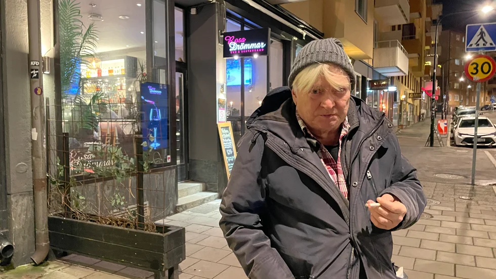 Stig Larsson följer Skellefteå AIK i slutspelet från sin kvarterskrog Rosa drömmar på Lilla Essingen i Stockholm.