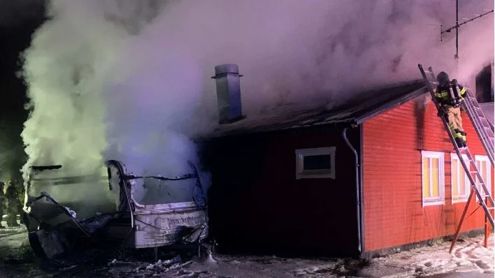 Bild från släckningen av branden i gamla brandstationen och husvagnen. 