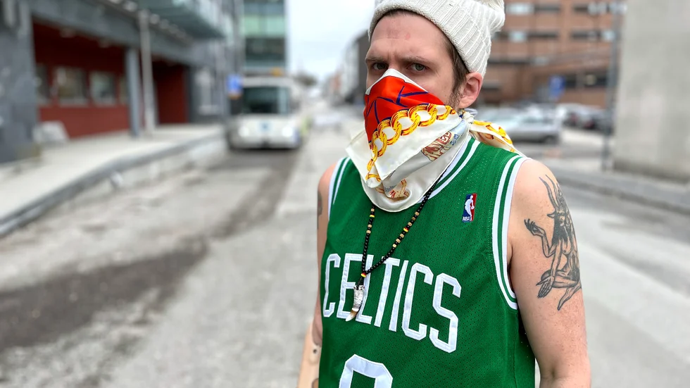 33-årige Luleåbon kallar sig för Hippyslayer och ger ut musik som hiphop-artist för första gången. "Jag gör bra norrländsk hiphop", konstaterar han.