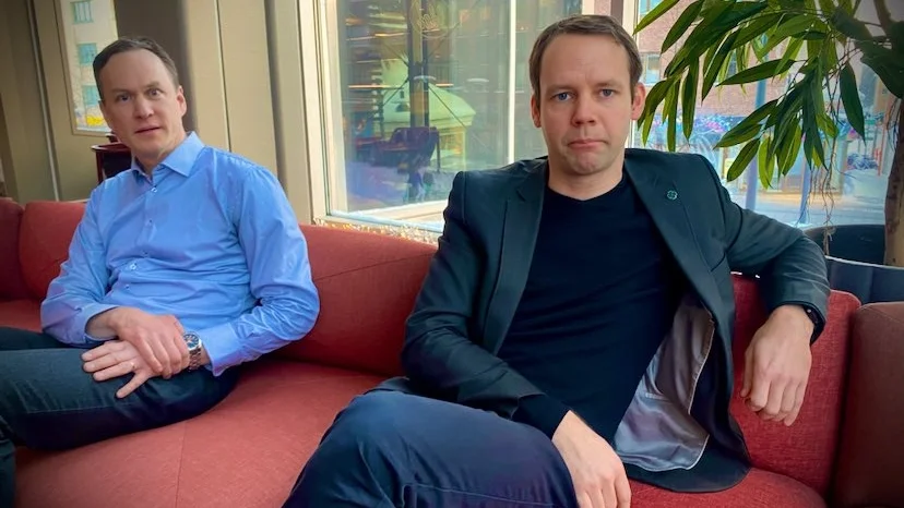 "Regeringen är rädd för att fatta beslut som gynnar havsbaserad och landbaserad vindkraft, för då får kärnkraften ännu svårare att konkurrera", säger Rickard Nordin (C), här tillsammans med Arne Nykänen, gruppledare för partiet i kommunfullmäktige i Luleå.