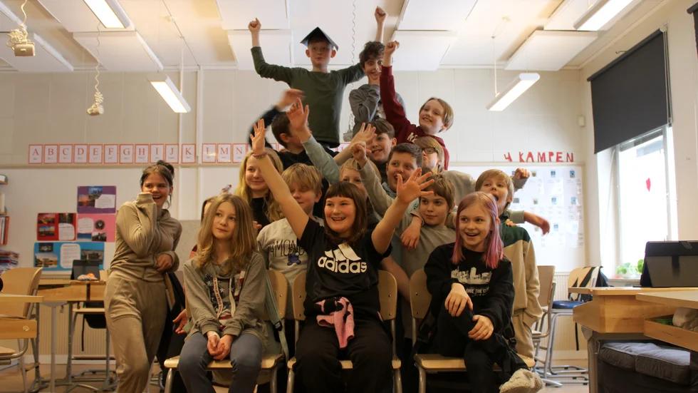 Klass 4-6 på Djursdala skola brister ut i ett glädjetjut framför kameran. På onsdagen kom beskedet att deras skola får vara kvar.