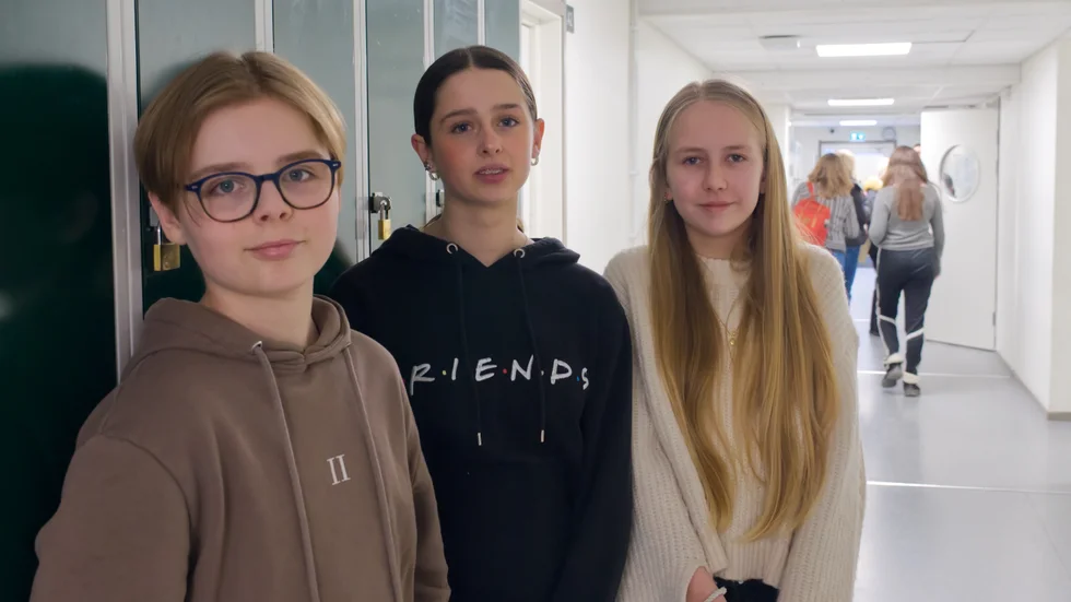 Felix Fällmar, Clara Garcia Valle och Lili Cuhrt i klass 7B på Gottsundaskolan.