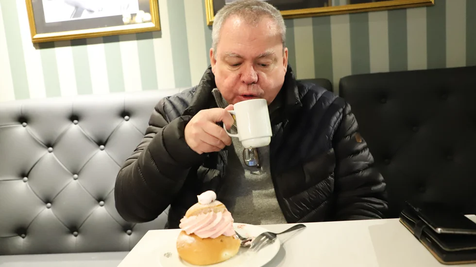 Eddie Brown har reumatism och tycker att det är viktigt att semmelkampanjen görs. Han vill hylla caféer som är lätta att ta sig inpå så att fler kan njuta av semlor. 