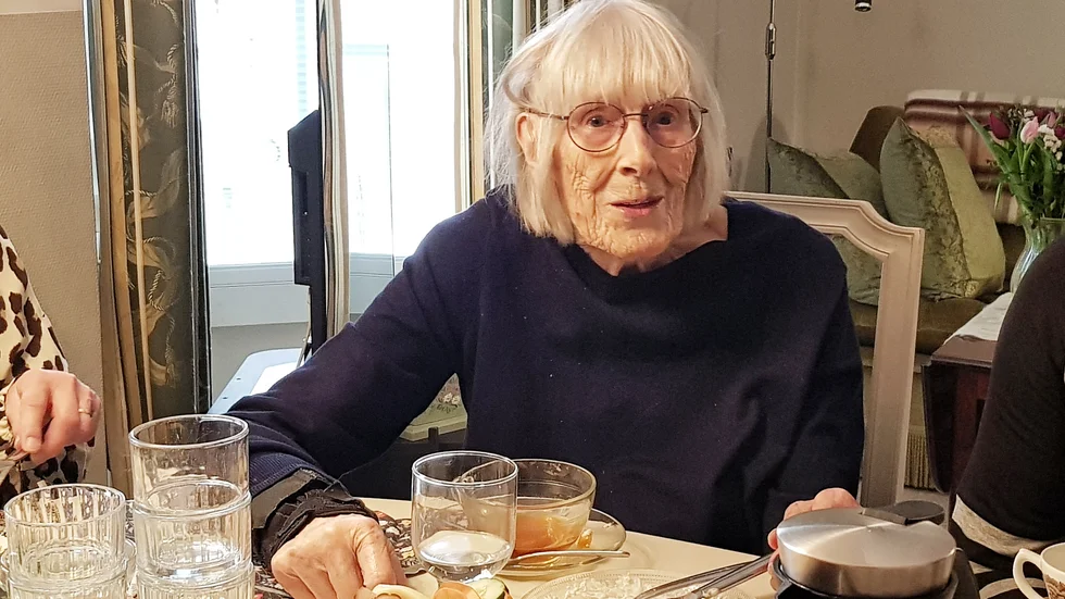 Elin Fredriksson, 103 år, hänger med i det som händer i världen och inom sporten och tv:n är ständigt igång i hennes lägenhet.