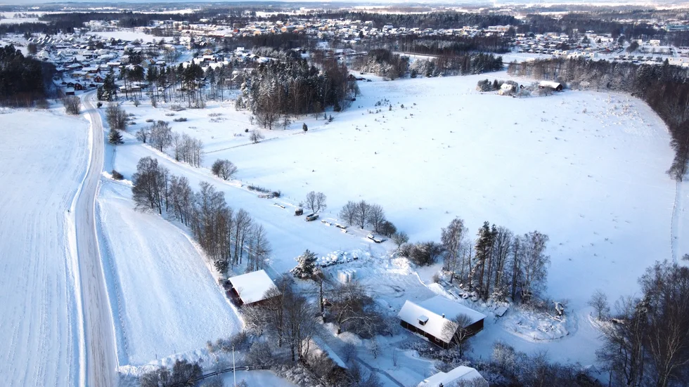 Det är fältet till höger som är fastigheten Furuträd som skulle planläggas för villabebyggelse för drygt tio år sedan. Fokus på Mantorps utbyggnad ligger nu mer västerut, vid stationen. 