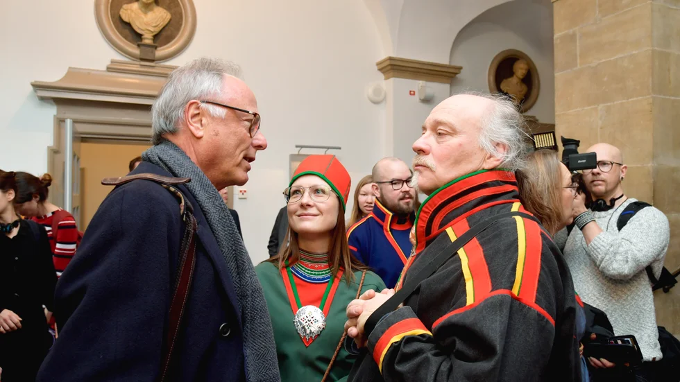 Advokaten Peter Danowsky som representerade Girjas sameby i Girjasdomen har nu tagit sig an fyra samebyars stämningar mot staten. Här syns hans tillsammans med Åsa Larsson-Blind och Matti Blind Berg efter domen i Högsta domstolen 2020.