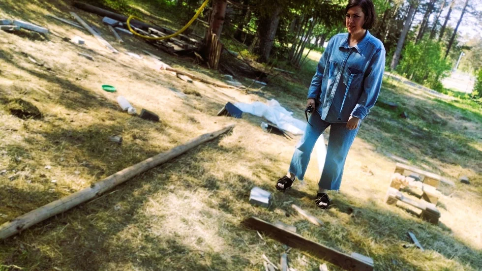 Här i skogen, bortom Tallkronaskolans pedagogiska lekplats, har lågstadieelever hittat sin egen fria plats att leka på. En plats som med dagens mått inte är säker, men fri från vuxnas översyn. Konstnären Karin Erixon har gjort en fältstudie av platsen som resulterat i utställningen "Sociotopkarta – mark, egendom och alla barnen" på Galleri Syster. 