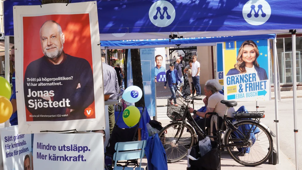 "På propagandaplanscherna är det vanligt med meningslösa slogans", enligt skribenten.