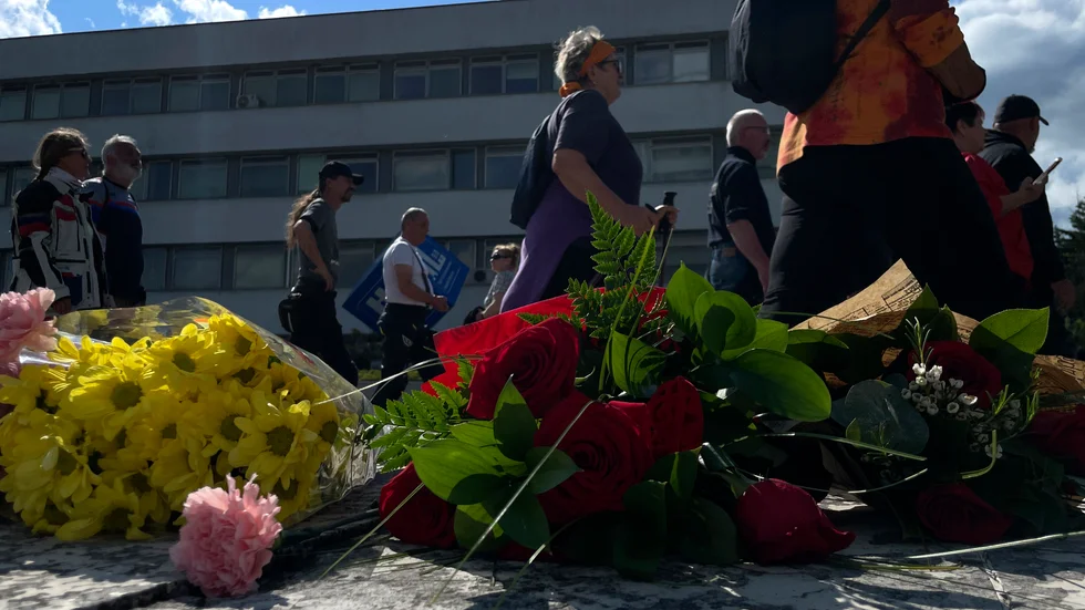 Utanför sjukhuset i Banská Bystrica, där Slovakiens premiärminister Robert Fico befinner sig, har människor lämnat blommor. Bild från 19 maj.