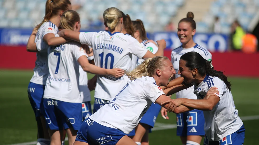 IFK Norrköping firar Samantha Carys 1-0-mål mot Linköping FC. Det blev också slutresultatet.