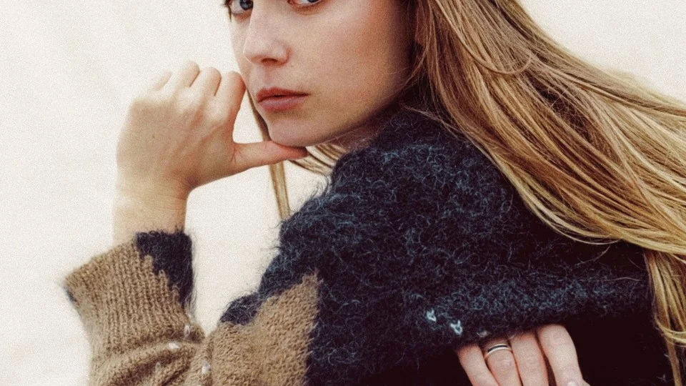 Linn Koch-Emmery släppte nyligen sin andra skiva "Borderline Iconic". Ett samarbete med producenten Pete Robertson som tidigare spelat i bandet The Vaccines.