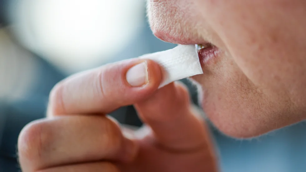 Vitt snus kan orsaka långdragna inflammationer i munnen. Arkivbild.