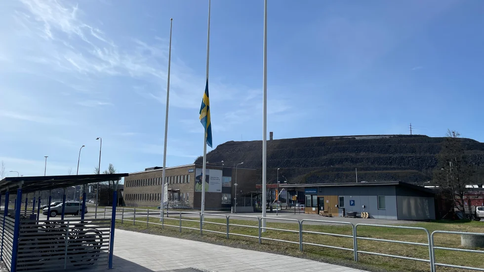 Flaggan på halvstång utanför LKAB i Kiruna efter fredagskvällens dödsolycka.