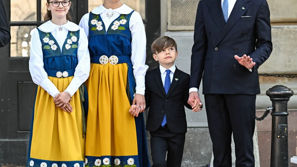 Kronprinsessan Victoria och prins Daniel öppnar Stockholms slott på Sveriges nationaldag förra året tillsammans med prinsessan Estelle och prins Oscar.