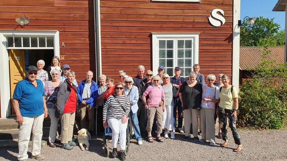 Resesällskapet samlat framför arbetarbostad i Motala.
