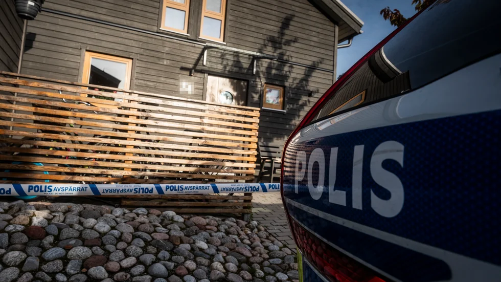 Avspärrningar utanför det hus i Tullinge söder om Stockholm där två kvinnor sköts till döds i oktober förra året. Arkivbild.