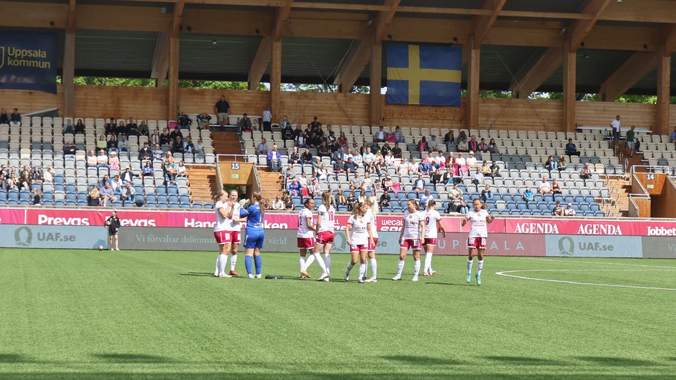 Uppsalas representationslag laddar för hemmamatch på Studan. Spelarna på bilden har inget med det tidigare uteslutna flicklaget att göra.