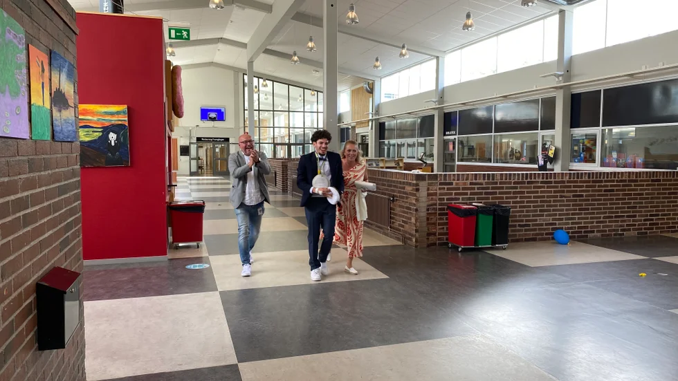 Här välkomnas Boudi Jlailati med glada tillropp tillbaka till skolan.