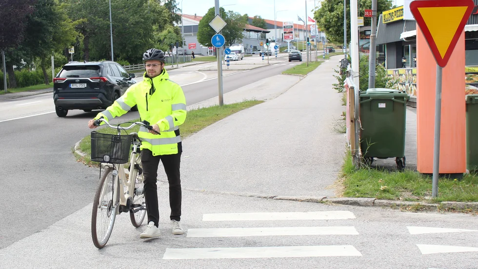 Här ska cykeln ledas över Maechelsgatan vid Allén. Det är en av de farligaste platserna för cyklisterna i Västervik.