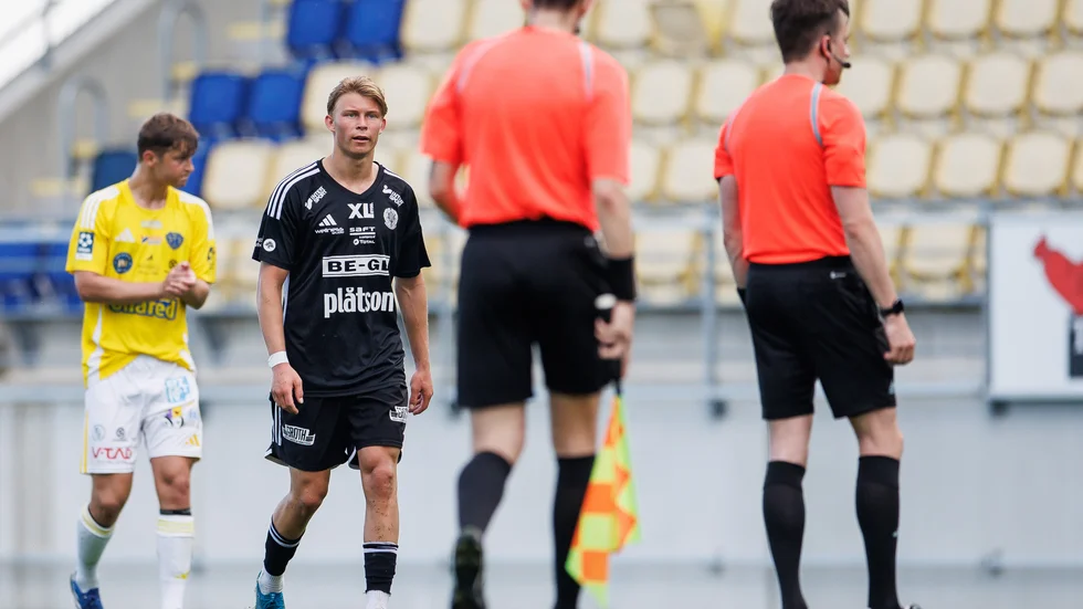 Rasmus Niklasson Petrovic i Oskarshamns svarta matchställ under en match mot den forna allsvenska klubben Falkenberg tidigare i år.