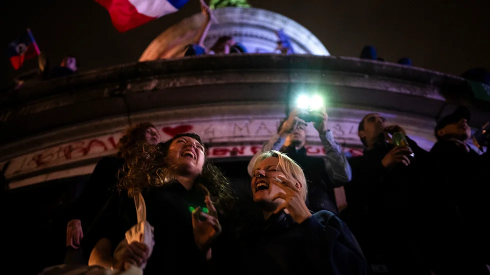 Människor firar vid Place de la République i centrala Paris.