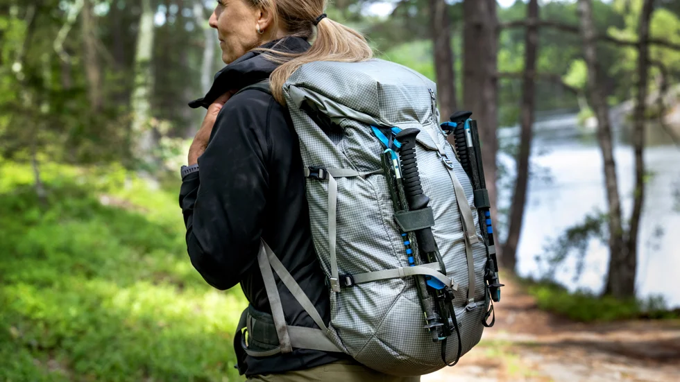 När Åsa Magnusson vandrar flera dagar i fjällen har hon vanligtvis en större ryggsäck. Ett par stavar kan minska belastningen med 30 procent när man går. Och de är användbara om man behöver vada.