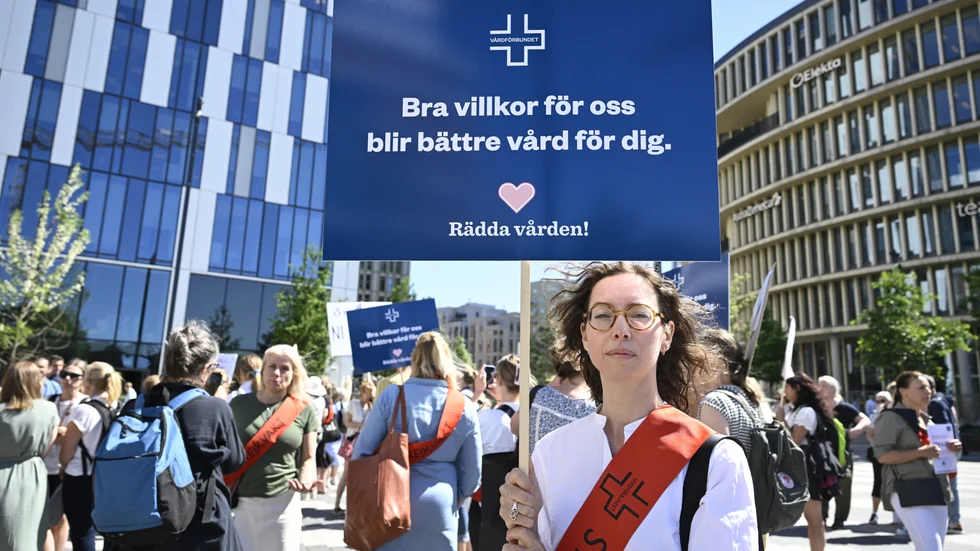 Sjuksköterskan Olga Nilsson demonstrerar utanför Karolinska universitetssjukhuset i Solna, i samband med att vårdstrejken startade.