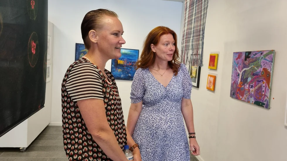 Ellen Ege och Anna Ström "tar in" konstverk och diskuterar intrycken de ger.