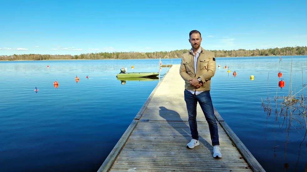 Lugnet hemma i Björklinge. Tobias Pehrsson på bryggan under en skön vårdag. Nu är han tillbaka i Almtuna efter många år i Djurgårdens organisation.