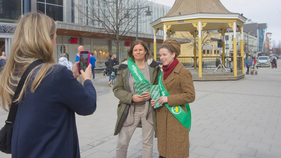 Isabella Lövin och Amanda Lind spelar in material till sociala medier på Storgatan i Luleå, under en kampanjaktivitet inför valet till Europaparlamentet.