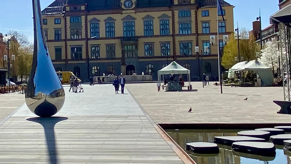 Fristadstorget gapar tomt på bord och stolar.