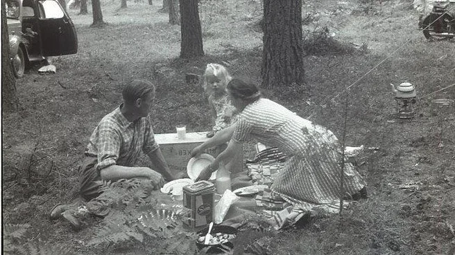 Falköpingsbon Erik Bergqvist tog i juli 1949 med sin hustru Greta och dotter Birgit på en tjänsteresa. En julinatt låg de över i Linköpings kommunala campingplats i det nuvarande universitetsområdets allra nordvästligaste hörn. Bild från 12 juli 1949.