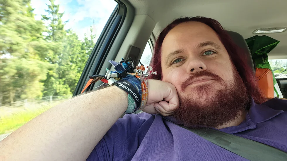 Tony Tyfting, 39, från Sparreholm, i bilen på väg mot sitt tjugonde raka Dreamhack.