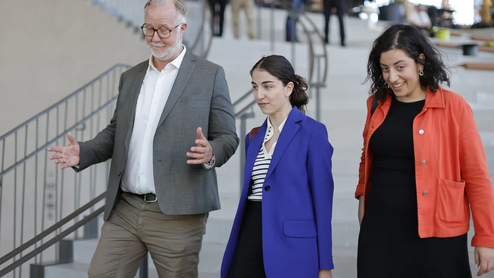 Partiledaren Johan Pehrson, Romina Pourmokhtari och Simona Mohamsson.